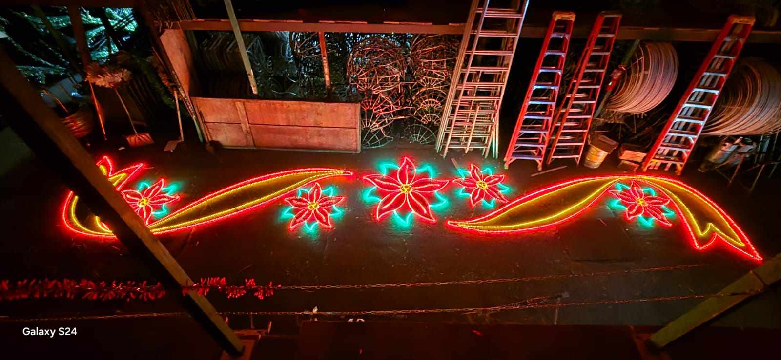 Workshop poinsettia garland